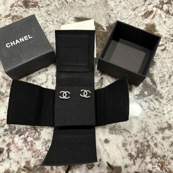 CHANEL Silver Earrings Elegant Jewelry - Picture 6 of 6